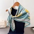 Dettaglio di un foulard in raso verde acqua con stampa floreale su un top nero - Stampa Floreale Verde (FM227-2)