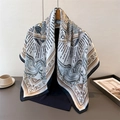 Détail d'un foulard en satin de soie avec motifs baroques et texture soyeuse - 90*90cm / Blanc (FM237-2)