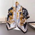 Elegante foulard in seta satinata con stampa floreale dorata e bordo a catena classico - Stampa Floreale Nera (FM227-3)