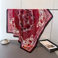 Foulard en satin de soie luxueux avec motif baroque rouge foncé et fini brillant - 90*90cm / Rouge (FM237-3)