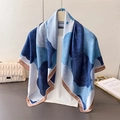 Dettaglio dell'elegante sciarpa in seta satinata blu e bianca drappeggiata su un top bianco - 90cmx90cm / Blu (FM219-1)