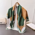 Dettaglio di un foulard di seta satinata con stampa geometrica appeso a una gruccia - 90cmx90cm / Verde (FM219-2)