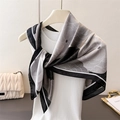 Dettaglio della trama di un foulard in raso floreale bianco e nero annodato su un gilet - 90cmx90cm / Grigio (FM219-3)