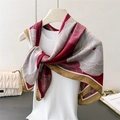 Dettaglio di elegante sciarpa in seta con borsa bianca trapuntata e vassoio dorato chic - 90cmx90cm / Rosso (FM219-4)