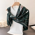 Élégante écharpe en satin vert foncé à imprimés ethniques sur un gilet en maille blanc - 90x90cm / Vert