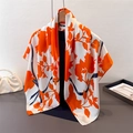 Elegante foulard in raso avorio con fiori d'arancio e motivo a nastro beauty - 90x90cm / Arancione