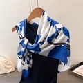 Dettaglio della sciarpa in seta con fiori blu e stampa della scritta beauty - 90x90cm / Blu