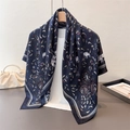 Foulard en satin de soie bleu marine avec imprimé éléphant blanc et motifs de cachemire - 90x90cm / Bleu marine