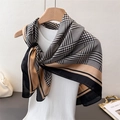 Vista dettagliata della sciarpa di seta pied-de-poule su una gruccia per un look chic - 90cmx90cm / Nero (FM262-3)