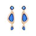 Detalle de pendientes geométricos largos con piedras azules y acabado dorado brillante - Azul