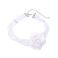 Handgefertigte Perlenkette mit Rosenblüte im Boho-Stil und dreilagigen weißen Perlen - Weiß