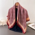 Sciarpa in seta con motivo pied de poule bianco e rosso appesa a una gruccia in legno - 90cmx90cm / Rosso (FM262-1)
