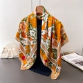 Vista dettagliata del foulard di seta con stampa floreale arancione e bordi dorati lucidi - 90*90cm / Fiori Arancioni (FM273-1)