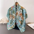 Dettaglio del foulard di seta verde salvia con motivi floreali su una gruccia - 90*90cm / Fiori Verdi (FM273-2)