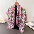 Dettaglio di un foulard in seta di lusso con stampa floreale viola e rosa - 90*90cm / Fiori Rosa (FM273-3)