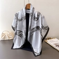 Élégant foulard en satin à imprimé géométrique avec anneaux noirs et bordure chic - 90*90cm / Blanc (FM286-2)