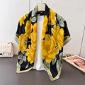 Foulard en satin de soie avec imprimé roses jaunes sur fond noir porté avec tenue décontractée - Noir