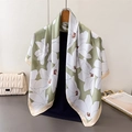 Dettaglio di un foulard di raso verde muschio con stampa floreale bianca su stampella - 90*90cm / Verde (FM211-1)