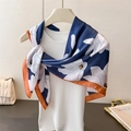 Dettaglio foulard in seta floreale con motivo blu e bordo arancione su gilet bianco - 90*90cm / Blu Marino (FM211-3)