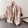 Eleganter Seidenschal mit Blumenmuster in Beige und Schwarz an einem Kleiderbügel - Großes Quadratisches Halstuch (FM224-1) / 90*90cm / Beige
