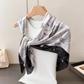 Eleganter Satin-Seidenschal mit Blumenmuster und schwarzem Rand am Kleiderbügel hängend - Großes Quadratisches Halstuch (FM224-2) / 90*90cm / Weiß