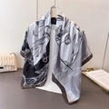 Foulard en satin de soie imprimé tulipes noir et blanc drapé sur mannequin avec accessoires - 90*90cm / Noir (Imprimé Tulipe)