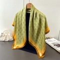 Lussuoso foulard di seta verde con bordi arancioni e stampa geometrica su un appendiabiti - Verde (FM268-1)