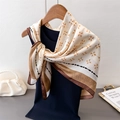 Dettaglio di sciarpa a motivi effetto seta su gruccia con accessori eleganti - Beige (FM268-2)