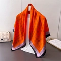 Dettaglio di un foulard in raso arancione di lusso con stampa floreale nera e bordo viola - Arancione (FM268-3)