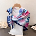 Elegante foulard quadrato in raso a fiori rosa e blu su una gruccia in legno - 90*90cm / Rosa Blu (FM232-2)