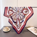 Carré de soie vintage motif calèche en bleu marine et rouge avec des détails dorés raffinés - Rouge