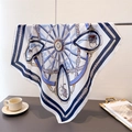 Carré de soie vintage avec imprimé calèche et texture à chevrons suspendu - Bleu