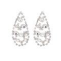 Dettaglio degli orecchini a goccia in argento con strass scintillanti e design traforato - Argento Strass Bianco