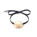 Collana girocollo in pelle PU nera con pendente irregolare in metallo dorato testurizzato - Oro
