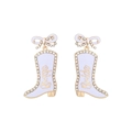 Detailansicht der lila Emaille-Cowboystiefel-Ohrringe mit Bride-Schriftzug und Kristallen - Hellblau