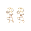 Orecchini LOVE dorati con perle finte e strass scintillanti su sfondo bianco professionale - Zirconia Bianca