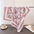 Détail d'un foulard rose vintage à motif de calèche drapé sur un support en métal - Rose