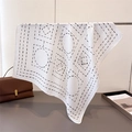 Foulard en soie blanc avec motifs géométriques noirs drapé sur une tige métallique - Blanc (FR126-2)
