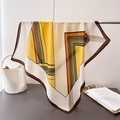 Foulard quadrato in seta con motivo geometrico giallo e marrone su supporto in metallo - Giallo