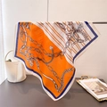 Carré de soie orange et blanc à motif chaîne et pendentifs coeur femme - Orange