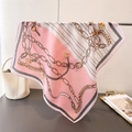 Carré de soie élégant rose et blanc avec chaînes dorées et motifs de cœurs - Rose