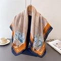 Elegante foulard in seta con motivo pied-de-poule e fiori in arancio e blu - Bordo Blu Navy (FU21-1)