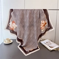 Dettaglio della sciarpa in seta pied de poule con stampa floreale vintage e bordo marrone - Caffè (FU21-2)