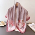 Elegante sciarpa di seta con pied de poule e stampe floreali rosa appesa a una gruccia - Bordo Rosa (FU21-3)