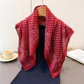 Rode vierkante zijden sjaal met klassieke stippen en paisley patronen aan een hanger - 68cmx68cm / Rood