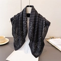 Sjaal met stippen en paisley-patroon elegant gepresenteerd aan een hanger - 68cmx68cm / Zwart
