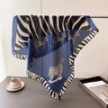 Elegante foulard in seta con stampa zebrata blu e bianca, drappeggiato su supporto in metallo - Bandana / Blu navy