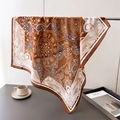 Foulard en soie à motif paisley marron et crème, suspendu dans un décor français élégant - 70cmx70cm / FG73-1 Café (Paisley)