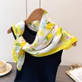 Foulard en soie élégant à imprimé citron noué sur un gilet noir sur un cintre - 66-70CM / Bordure Jaune Imprimé Citron (FG75-2)