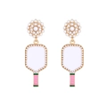 Orecchini a racchetta da tennis rosa con perle e smalto bianco dal design sportivo - Bianco